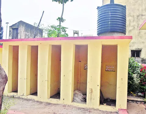 అసంపూర్తిగా నాడు–నేడు పనులు 