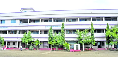 అడ్మిషన్లకు పోటీ..!