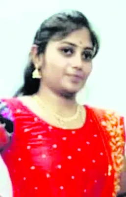 గాయపడిన మహిళా ఉద్యోగి మృతి