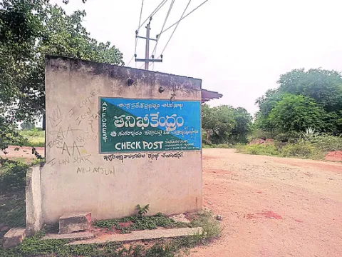 ఎర్ర దొంగలకు మదనపల్లె రాచబాట? 