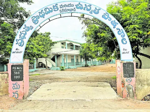 519 మంది విద్యార్థులు.. 15 మంది టీచర్లు
