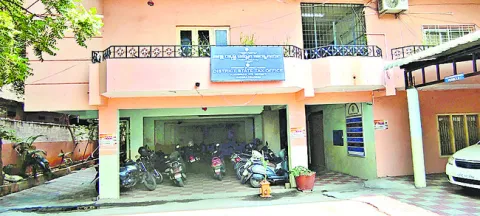ఉద్యోగుల్లో కుమ్ములాటలు! 