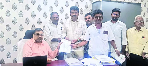 ఉక్కు కార్మికులను విధుల్లోకి తీసుకోవాలని వినతి 