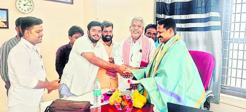 ఎండోమెంటు ఏసీకి సన్మానం 