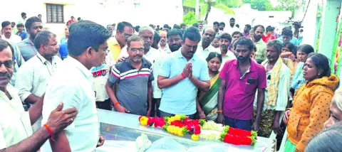 ముగిసిన అంత్యక్రియలు 