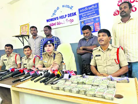 ప్రభుత్వ ఉద్యోగాలు ఇప్పిస్తానని మోసం