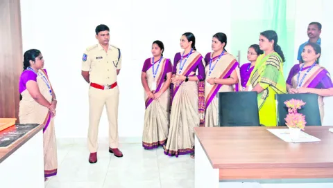 బాధిత మహిళలకు అండగా నిలవాలి 