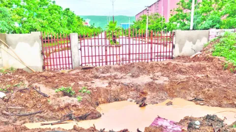 అనుమతుల్లేకుండా గోడ కూల్చివేత