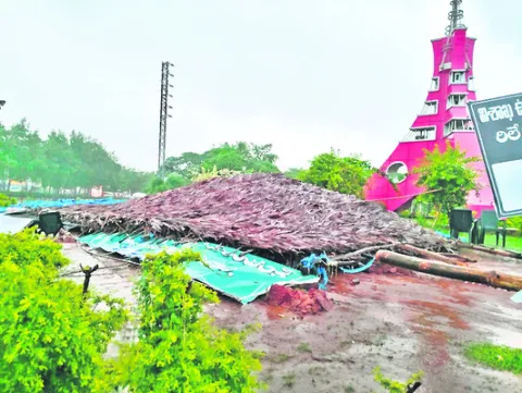 కూలిన ఉక్కు దీక్ష శిబిరం షెడ్‌ 