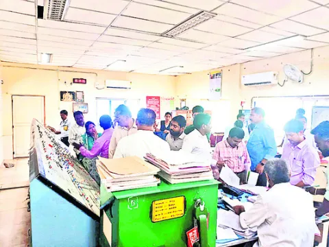 30 మంది అధికారులు 