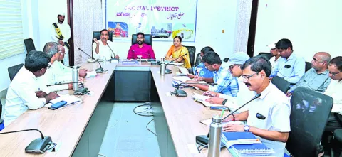 డబుల్‌బెడ్‌రూం లబ్ధిదారులకు వసతులు కల్పించాలి