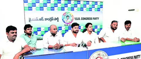 ఫీజుల దోపిడీని అరికట్టాలి   