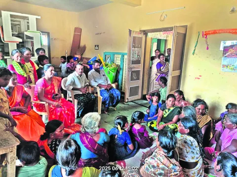 పాఠశాలను విలీనం చేస్తే ఒప్పుకోం! 