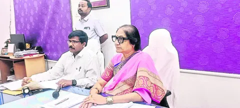 చిన్న కాంట్రాక్టర్లపై కక్షెందుకు..? 