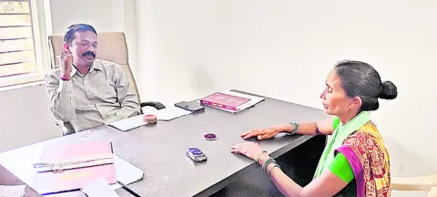 కొమనాపల్లి ఫీల్డ్‌ అసిస్టెంట్‌పై విచారణ 
