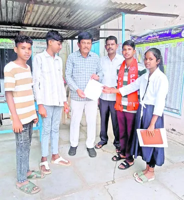 సమయానికి బస్సులు నడిపించాలి 
