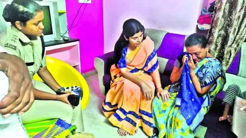 చదువుతోపాటు నైతిక విలువలు నేర్పాలి