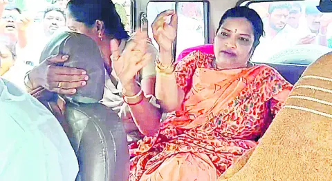 పరామర్శకు వెళ్తే భయమెందుకు? 