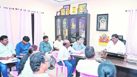 గడువులోగా ఇందిరమ్మ ఇళ్లు పూర్తి