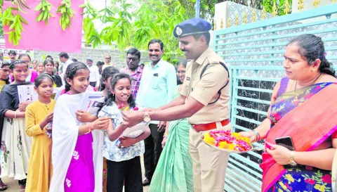 విద్యార్థులు ఉన్నత  లక్ష్యాలను ఎంచుకోవాలి : ఎస్పీ 
