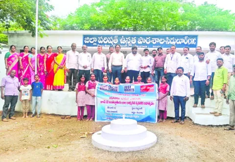 బాలలను పనిలో పెట్టుకోవద్దు 