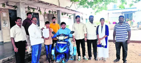 హెచ్‌ఎం పిల్లలిద్దరూ ప్రభుత్వ పాఠశాలలోనే..
