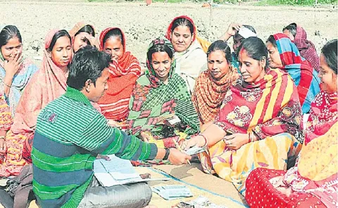 microfinance institutions disbursed a total loan amount of Rs 1,12,459 crores