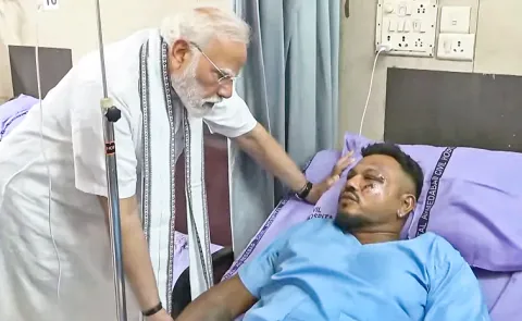 Ahmadabed Air India Plane Crash Surviour Ramesh Says This To Pm Modi