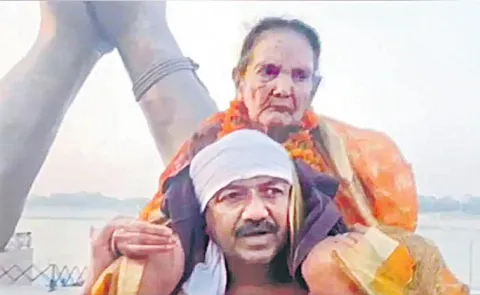 son brought his 90-year-old mother on his shoulders from Bihar to visit Kashi9