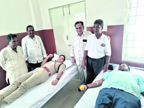 రక్తదాతలు.. ప్రాణదాతలు.. 