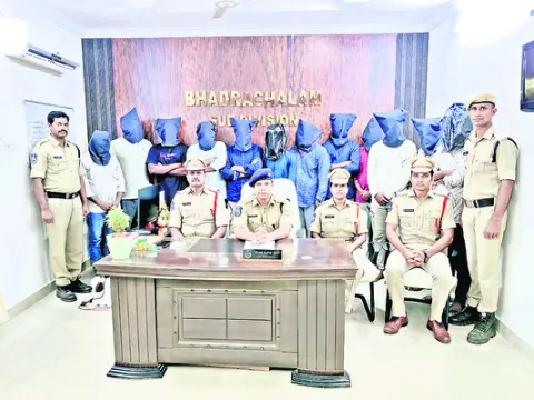 హత్య కేసులో 12 మంది అరెస్ట్‌ 