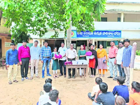 విద్యార్థులకు పాఠ్యపుస్తకాలు, యూనిఫాంల పంపిణీ