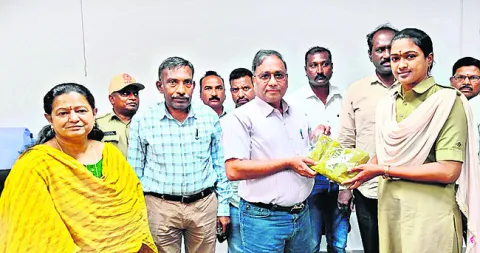 యూనిఫాం అందజేత