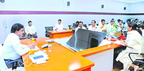 రుణాలు పంపిణీ వేగవంతం చేయాలి 