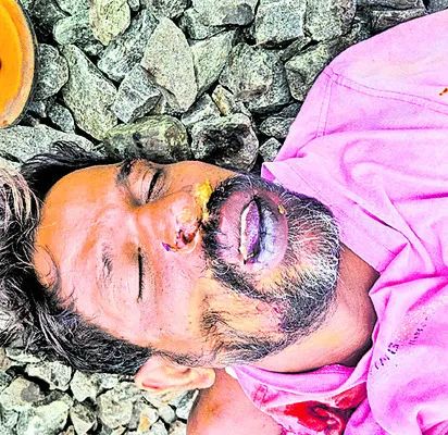 రైలు ఢీకొని ముగ్గురు మృతి 