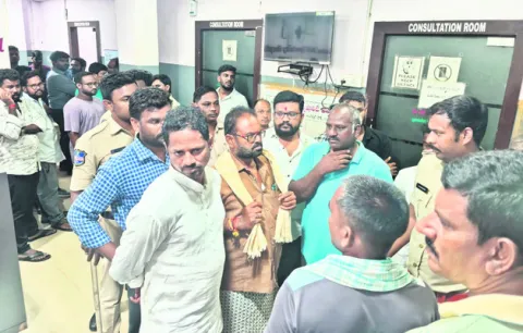 వైద్యుల నిర్లక్ష్యంతోపసికందు మృతి 
