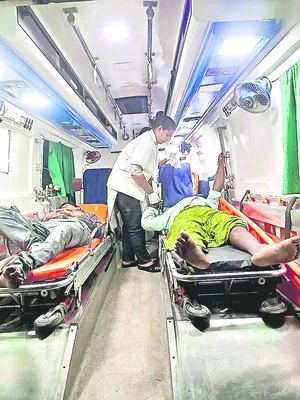 జాతీయ రహదారిపై ఆటోను ఢీకొన్న లారీ 