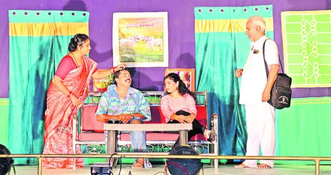 కళాకారులను ప్రోత్సహించాలి