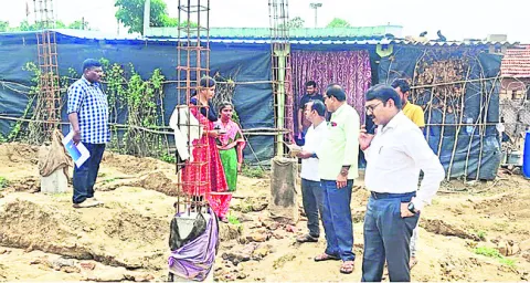 ఇందిరమ్మ ఇళ్ల నిర్మాణాల పరిశీలన
