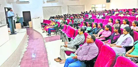 ట్రిపుల్‌ ఐటీ విద్యార్థులకు ప్రత్యేక శిక్షణ

