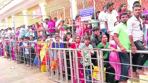 బాసరలో భక్తుల రద్దీ
