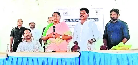 మత్స్యకారులకు అండగా ఉంటాం..
