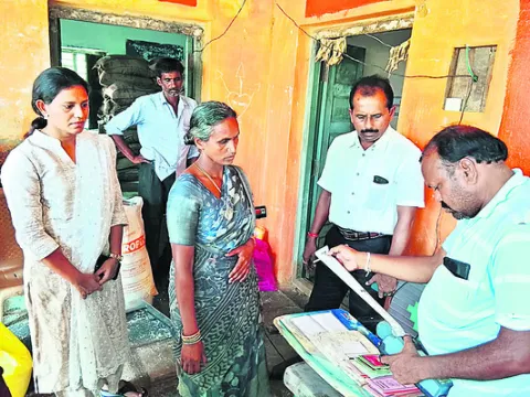 కొనసాగుతున్న రేషన్‌ పంపిణీ