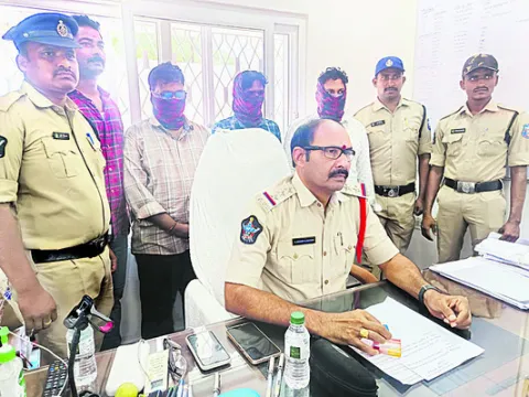 పోలీసుల అదుపులో హత్య కేసు నిందితులు 