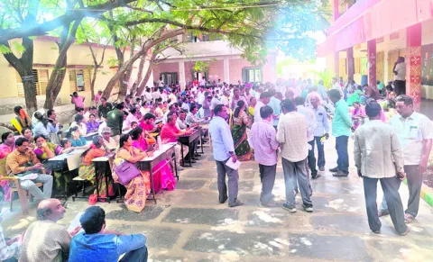 కొనసాగుతున్న టీచర్ల బదిలీలు 