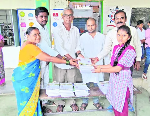 విద్యార్థులకు పుస్తకాల పంపిణీ 