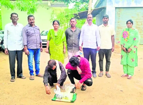గంజాయి విక్రయిస్తున్న ఇద్దరి అరెస్ట్‌