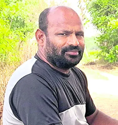 చికిత్స పొందుతూ వ్యక్తి..