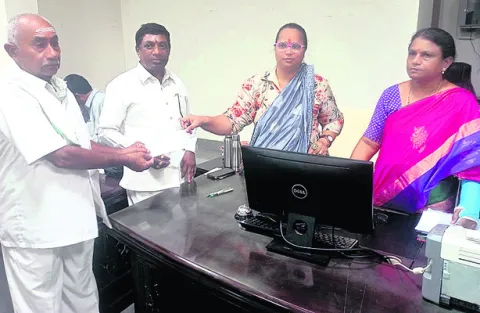 రోడ్డు విస్తరణ నిర్వాసితులకు పరిహారం