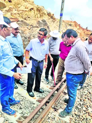 కిరండూల్‌ సెక్షన్‌లో రైల్వే జీఎం పర్యటన 